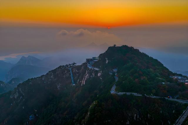 岱顶夕照：天地共染鎏金时