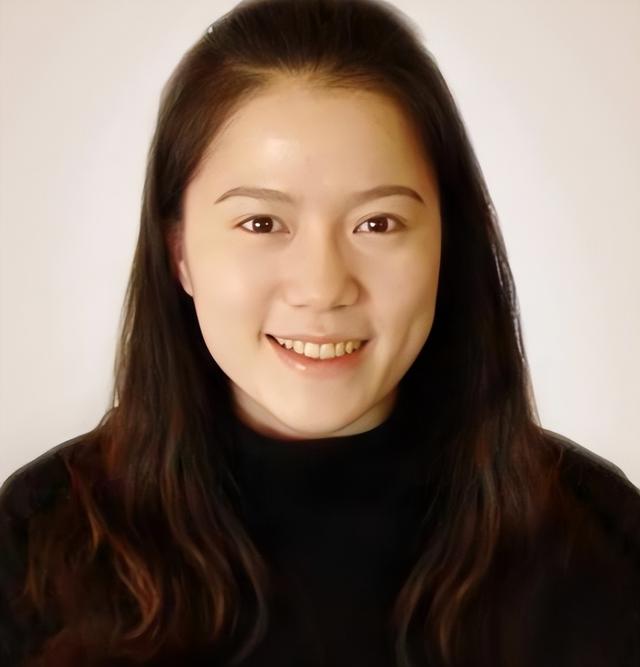 杨振宁去世不到2月,49岁翁帆首次携76岁妈妈亮相,一个细节惹争议