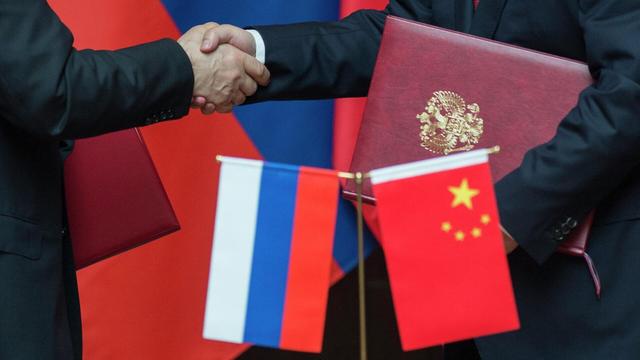 波兰阻挠中欧班列，英国强行介入，不到1天，中俄直接亮出杀手锏