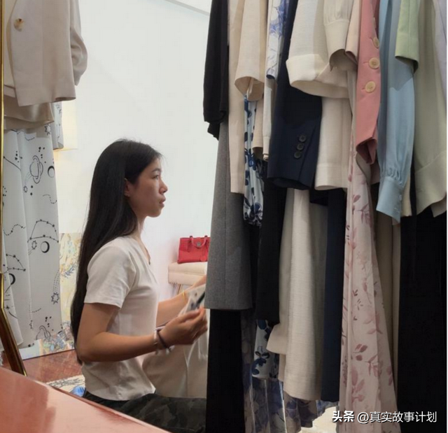 天崩开局，一个00后潮汕女孩在直播间向上一跃