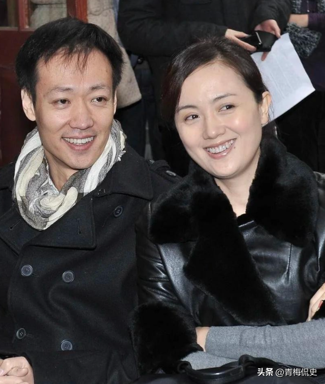 辛柏青近况曝光：和朋友聚餐大笑，身边美女引争议，一举动败好感