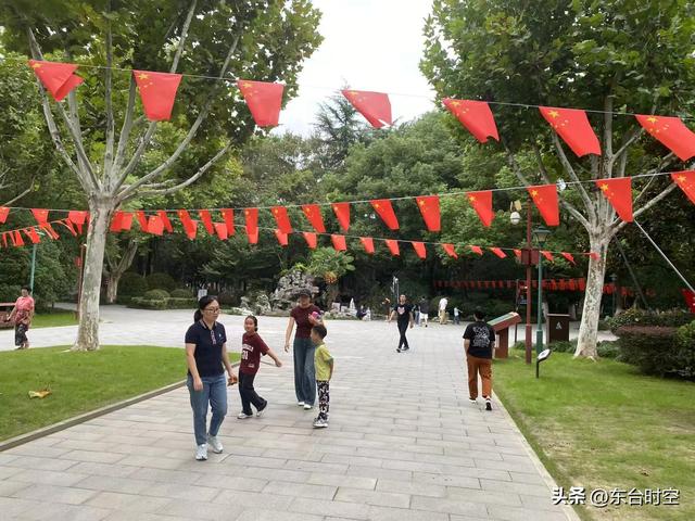 国庆节期间，东台市人民公园节日氛围浓