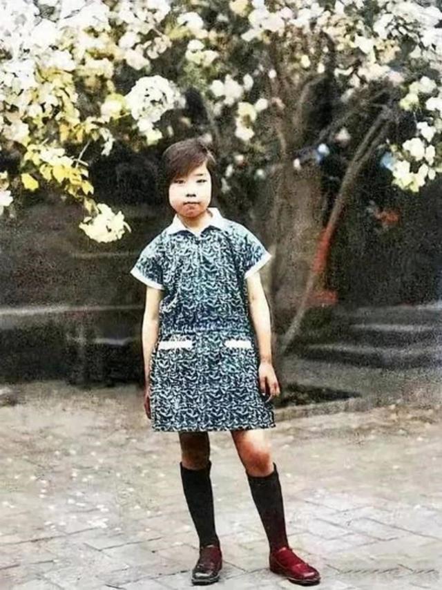 王光美有多漂亮？1940年，19岁的王光美在大学留影，气质不凡