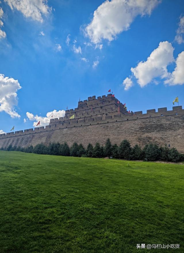 陕西榆林旅游，解锁西北的丹霞、长城与烟火气！