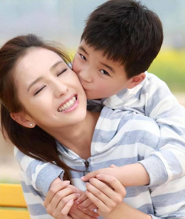 42岁佟丽娅没想到，自己辛苦养大的儿子，今却给前夫陈思诚争了光