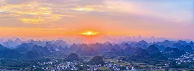 桂林阳朔：夕阳泼墨染群峰 风景如画似“千里江山图”
