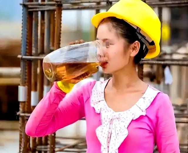 女子工地和三名男工友同住，坦言还是宿舍好，啥都用不着干
