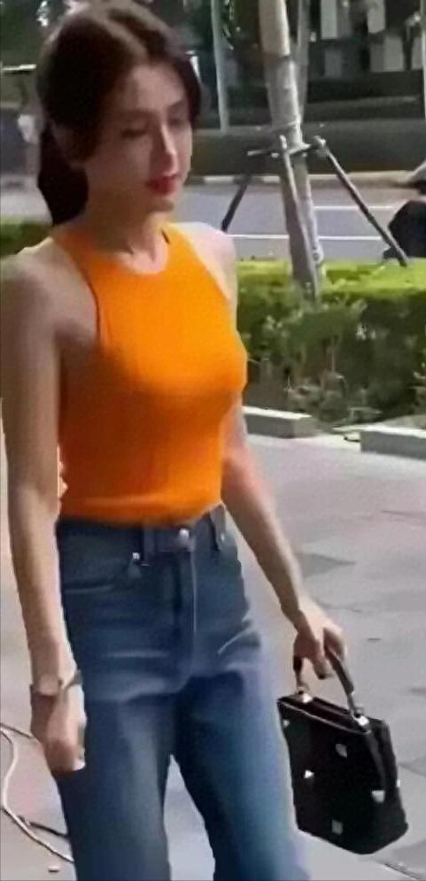 秦岚在大街上被偶遇，身材前凸后翘，不得不说，魏大勋眼光真好