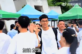 曾高考16次的唐尚珺，第一次在场外看高考图片