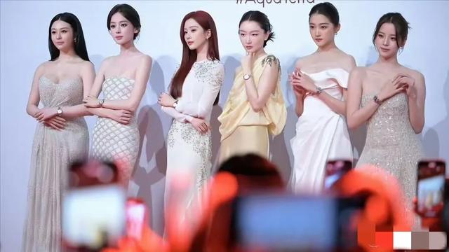 成都这一夜，站位暴露咖位：关晓彤靠边站，娜扎未上桌，C位亮了
