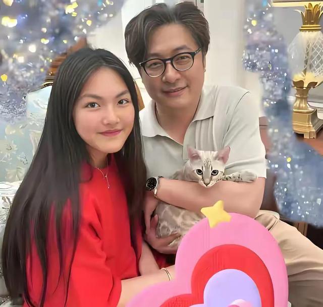 午夜的旗袍照，王诗龄北京小院穿旗袍冷艳现身，面无表情引发恐慌