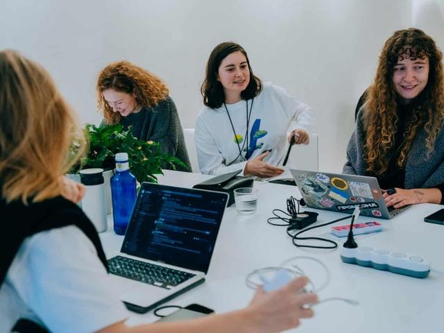 战火中的乌克兰女性！筹款参军两不误，家国责任一肩挑