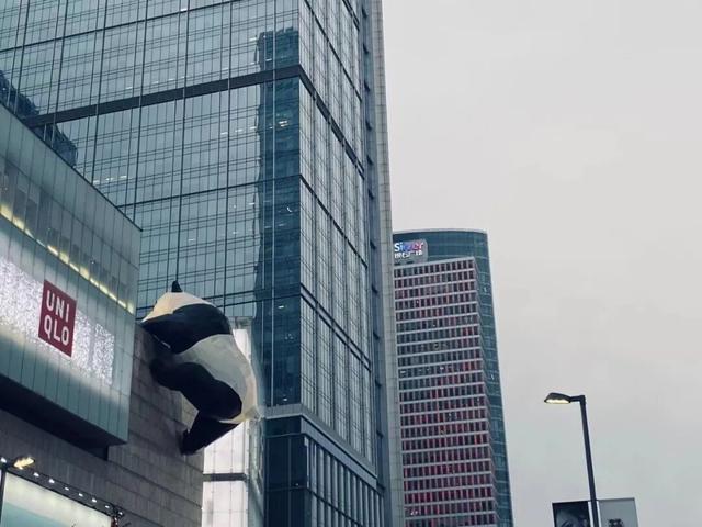 今天坐地铁去看熊猫，再适合不过了！