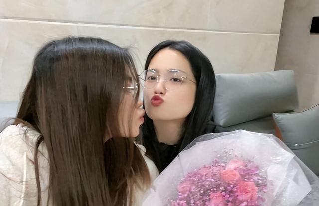 广东27岁美女肖颜去世，几天前身穿白衣、头戴白花，网友一语成谶