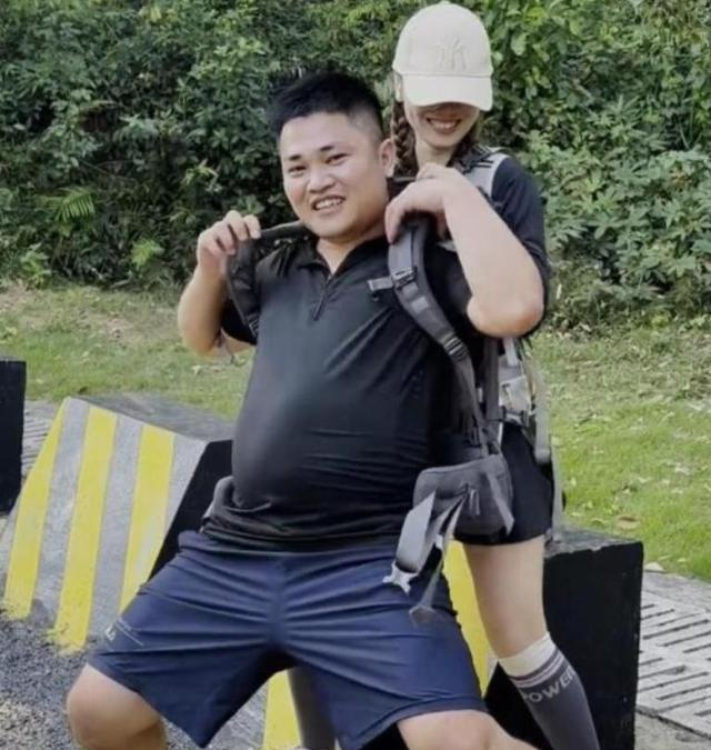 广东女子登山脚崴，被陌生小伙背40分钟下山，恶心的一幕却出现了