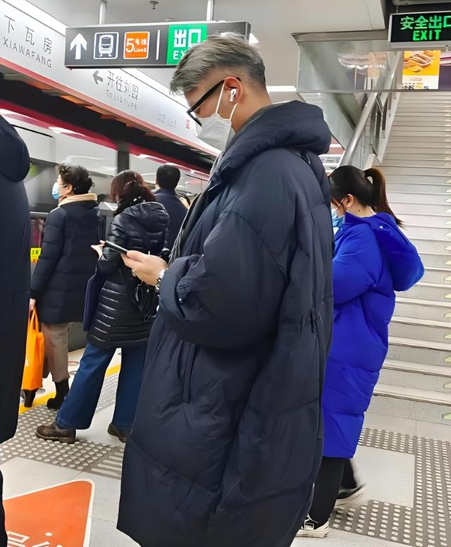 被“上海地铁老大叔”惊艳了！不染发、不装嫩，却个个优雅有品位