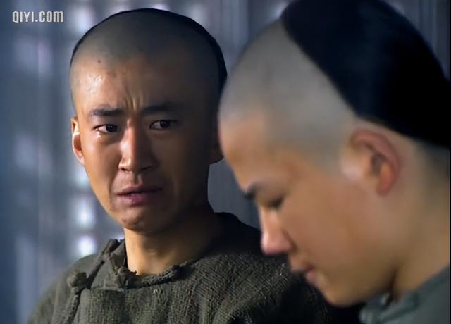 有名演员无戏可拍	，回老家摆摊卖炒面，张颂文一句话揭开内娱真相