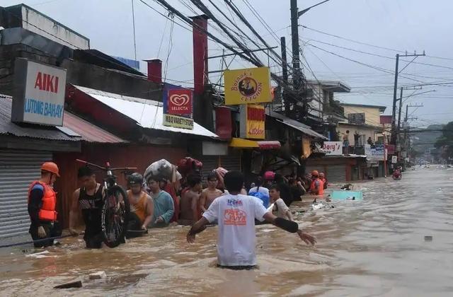菲律宾彻底炸锅！民众怒吼：马科斯赶紧下台，让位杜特尔特女儿