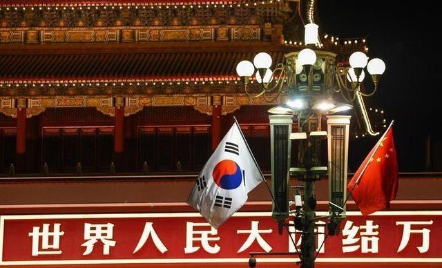 报应来了	，李在明登机离沪前，中方禁令先起效，菲日统一对华战线