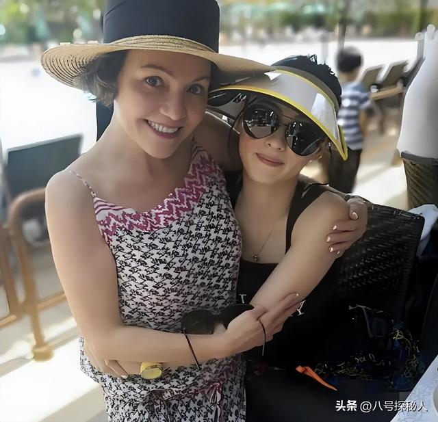 她是张柏芝妈妈，50岁时还演三级片，曾大骂谢霆锋全家人都是戏子