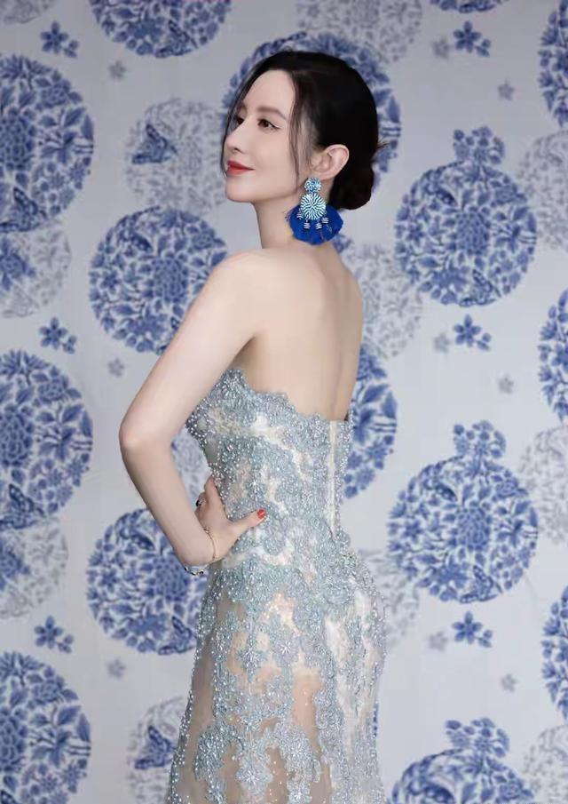 张萌 ，胸腰比太逆天了，抹胸造型性感妖娆，网友：太火辣了！