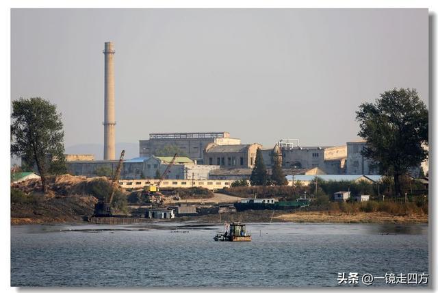 漫步丹东鸭绿江畔，可以隔江望见对岸的朝鲜