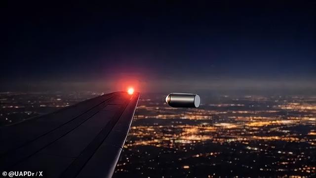 飞机遭遇银色不明飞行物，悬在半空中，离机翼很近