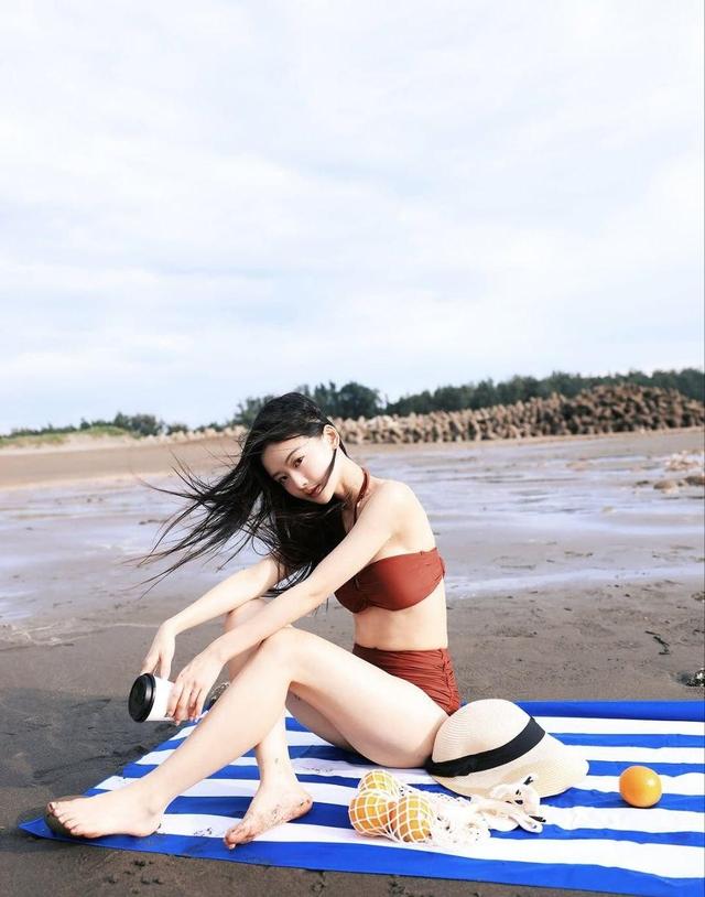 粉色梦境中的温柔时光，春日樱花飘散，轻盈美好片段闯入记忆深处