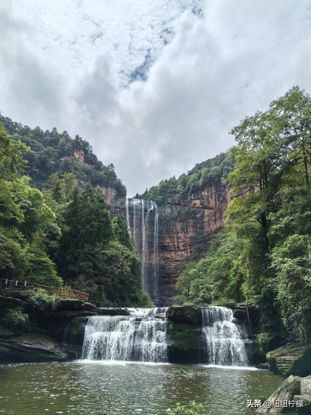 在江津四面山景区看了瀑布爬了梯，又坐了超级滑道听了潺潺流水声