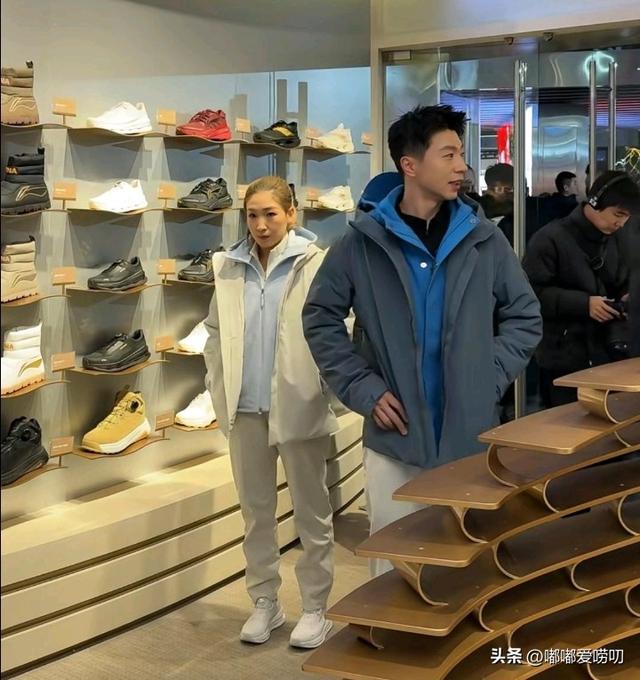 马龙刘诗雯现身北京三里屯鞋店	，俩人打扮休闲有型，男帅女美亮眼
