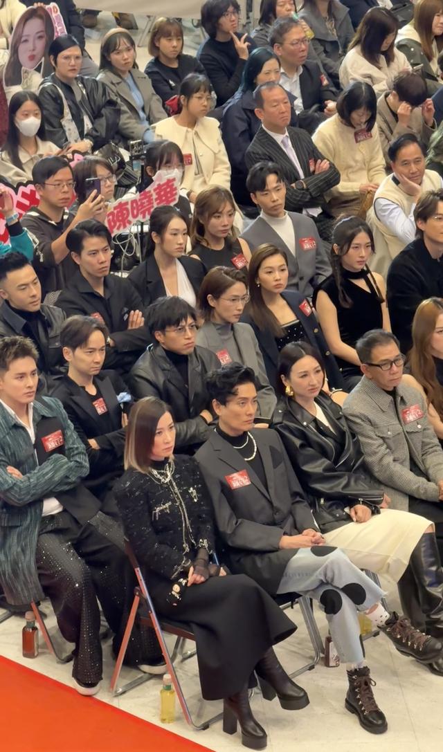 《新闻女王2》活动，张家妍缺席飞爷如此年轻，家嫂刘艳太漂亮了