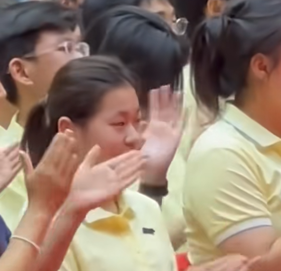 全红婵参加开学典礼，身体发育明显，网友：这么胖，好好读书吧！