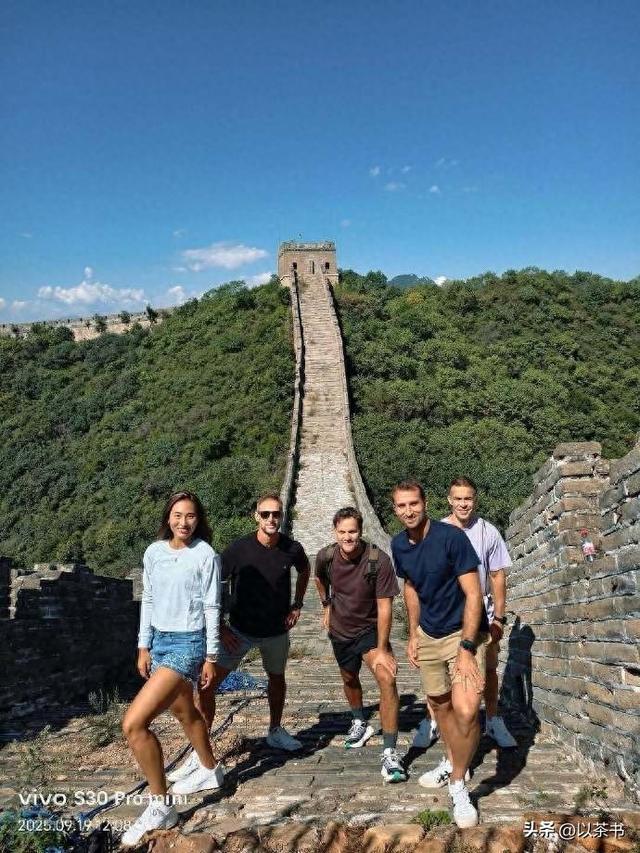 郑钦文晒与团队爬长城合照，除她之外都是外国人，称第一次爬长城