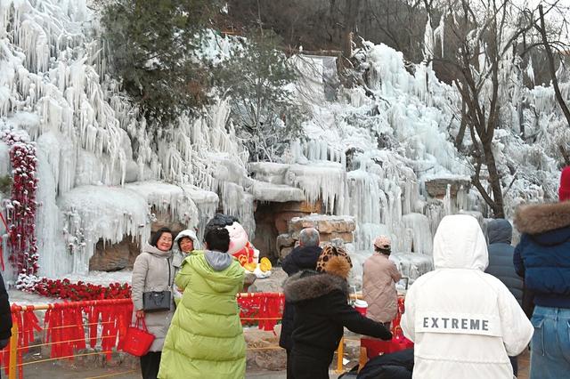 太原蒙山景区内，冰瀑玫瑰创意景观吸引众多游客驻足拍照打卡