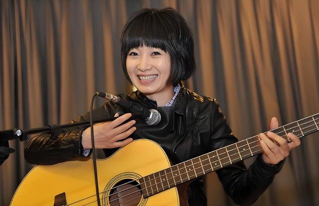 连上5次春晚，却和恩师同居怀孕被骗流产，如今56岁的她依然单身