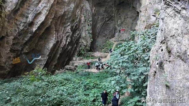 重庆深山神秘围墙，背后不仅藏着天然奇观，还发现人类生活的痕迹