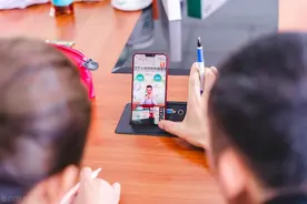 直播间的嘉年华到处飞，你以为打赏的人是人傻钱多吗？你肤浅了！图片