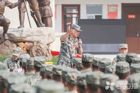 与“战斗英雄”面对面，驻苏某新兵团迎来特殊客人图片