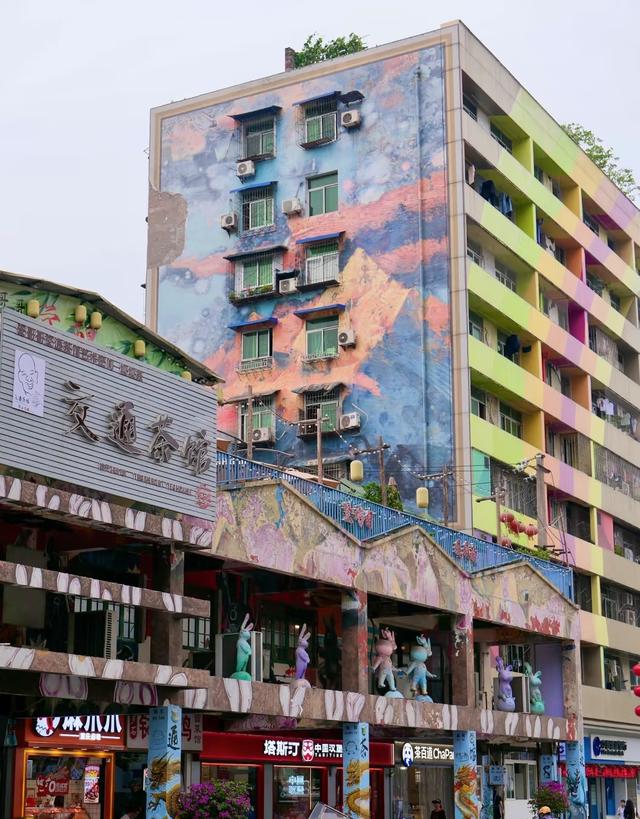 我是陕西人，刚陪成都朋友逛完渝蓉，这几处差异和感受想说说。