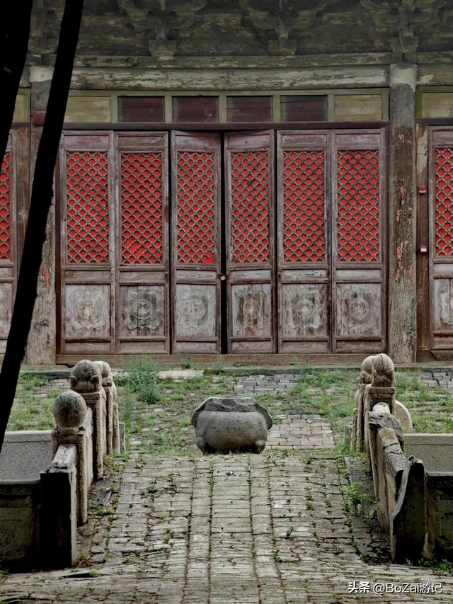 七百年古柏立，琉璃瓦蒙尘，这座文庙惊艳又凄惶