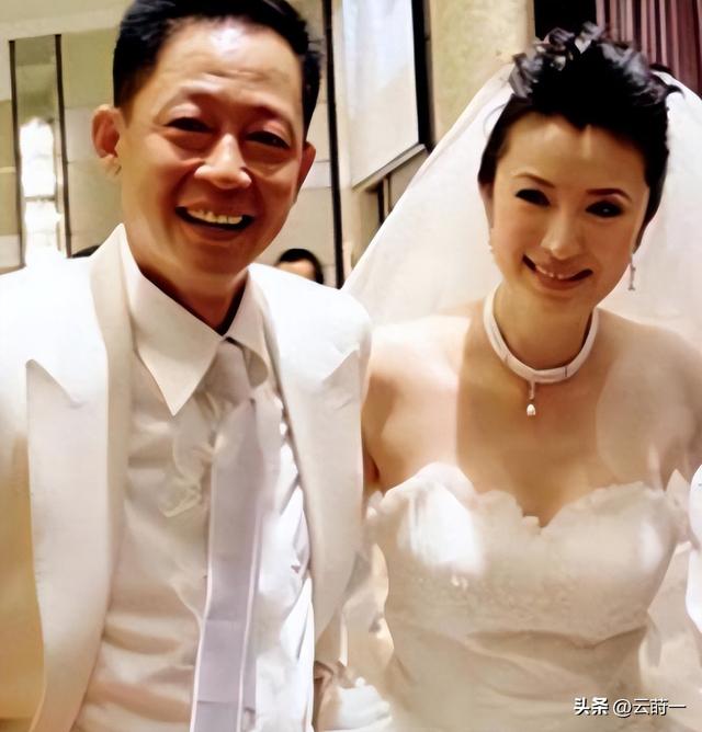 59岁王志文新照流出，肚腩突出耳朵异常，网友猜测患有心脏类疾病