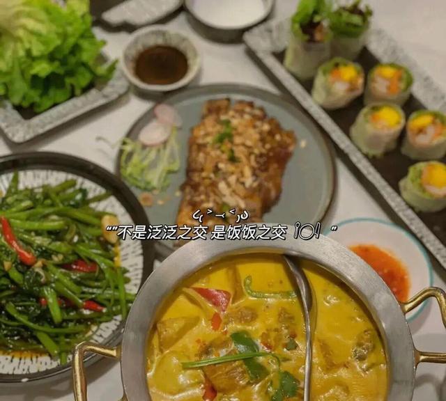 “㋛周末小聚˚ᵗⁱᵐᵉ美食🥓朋友圈文案🥂“和朋友一起吃吃喝喝逛逛”