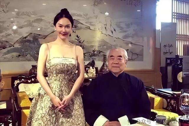 87岁范曾近况：他86岁娶的小50岁娇妻徐萌，如今已成他的晚年依靠