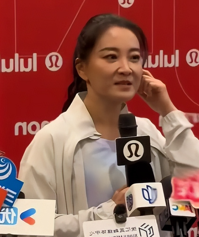 越不被看好，越是争气，时隔一年，贾玲再次官宣喜讯