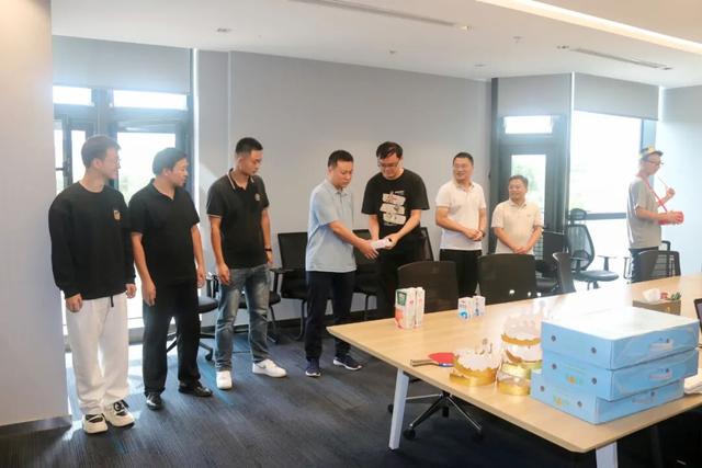 欢乐齐贺生辰 共迎国庆中秋