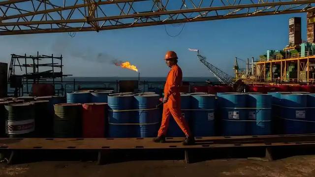 继委内瑞拉之后，又一能源国遇袭，特朗普为何选在圣诞夜动手？