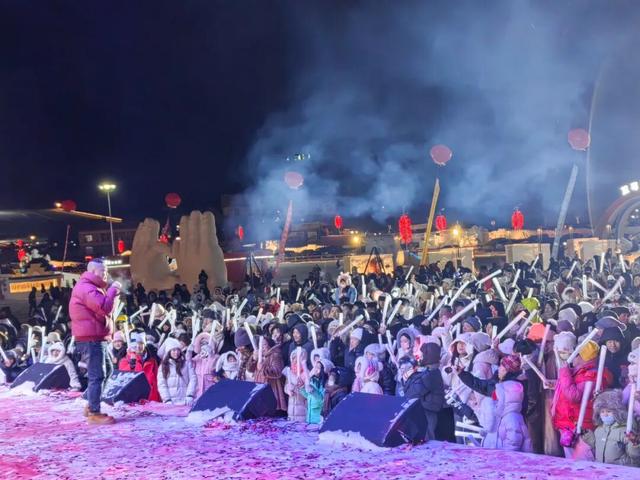 冰雪燃情夜 ！牙克石凤凰山景区“越夜越精彩”