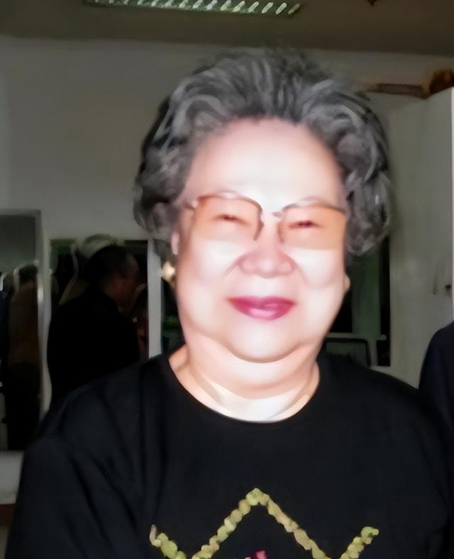 吃里爬外，永不回国？她带领30名演员选择留美，如今年过花甲归来