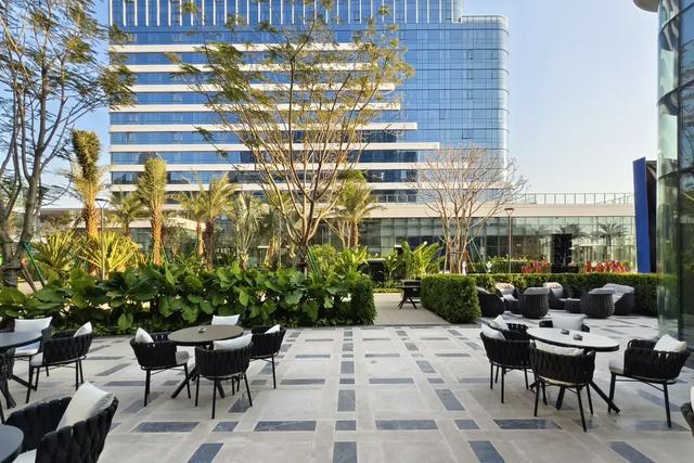 厦门这家新开业的万怡，泳池堪比W！就在五缘湾对面，海景绝了