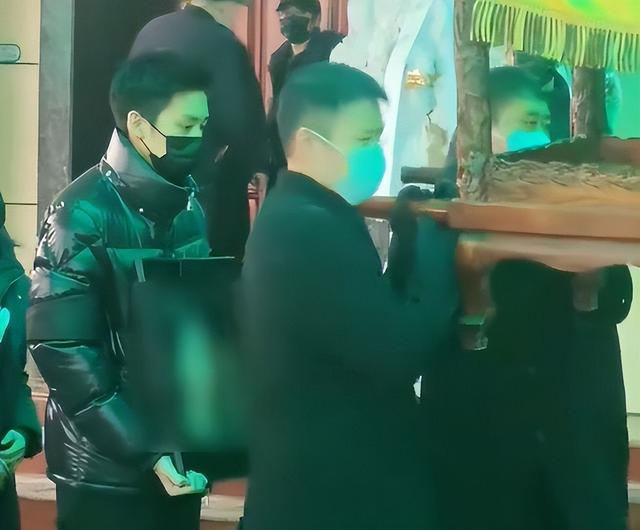 何晴葬礼举行！儿子手捧骨灰，遗像曝光惹泪目，廖京生现身送别